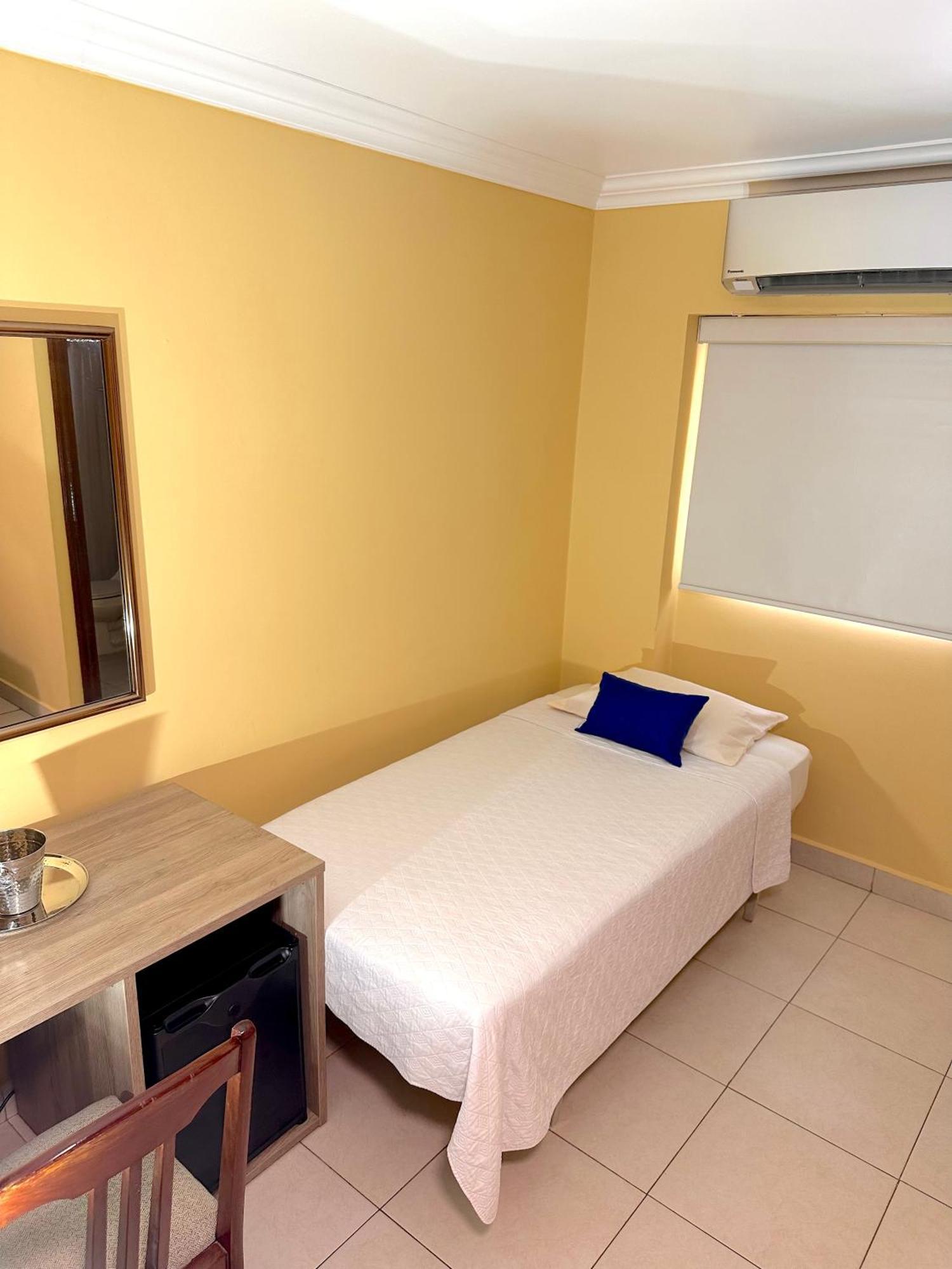 קולון Hotel Andros מראה חיצוני תמונה